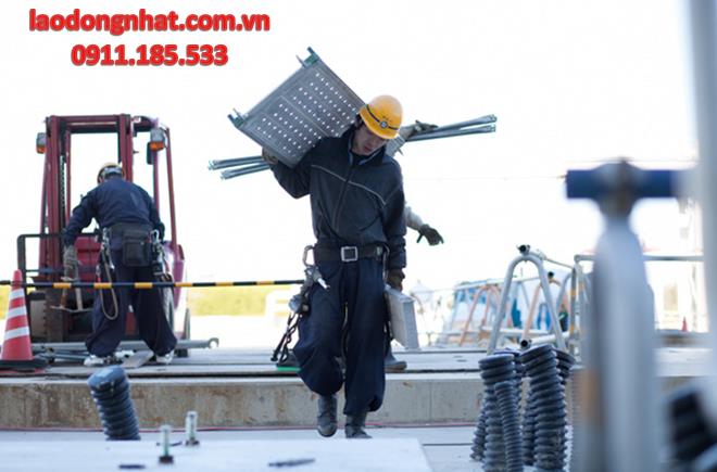 Người lao động ngành xây dựng Nhật Bản được trang bị đầy đủ bảo hộ lao động và dụng cụ làm việc